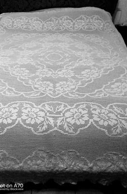 Coperta matrimoniale realizzata all'uncinetto