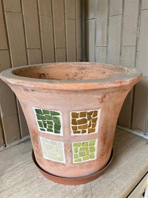 N. 2 vasi in terracotta con mosaico