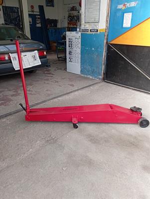 Sollevatore a carrello idraulico per veicoli industriali