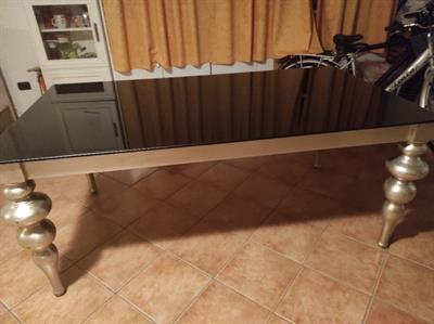 Tavolo in cristallo e gambe argento