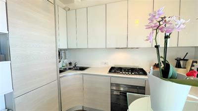Cucina ad angolo con penisola completa con pensili in vetro - Foto 2