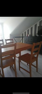 Set tavolo con 4 sedie, in legno chiaro, ottime condizioni - Foto 3