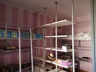 2 letti sovrappalco con libreria