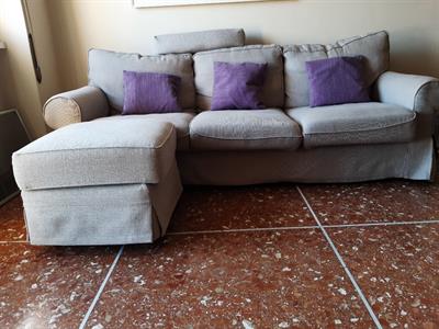 Divano con cuscini