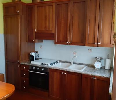 Cucina-tinello in noce nazionale, in legno, completa di elettrodomestici - Anteprima 1