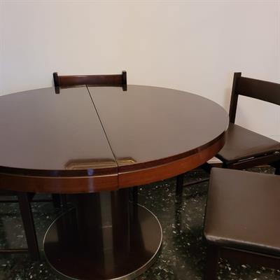 Tavolo rotondo con quattro sedie