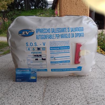Apparecchio galleggiante di salvataggio autogonfiabile