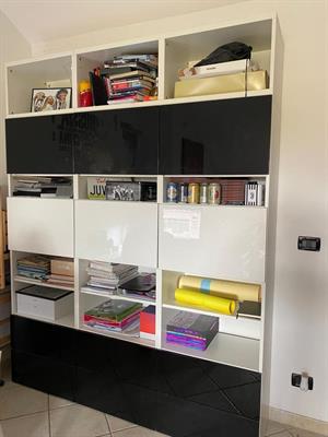 Libreria con ante e cassetti