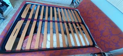 Letto matrimoniale completo di materasso e doghe in legno