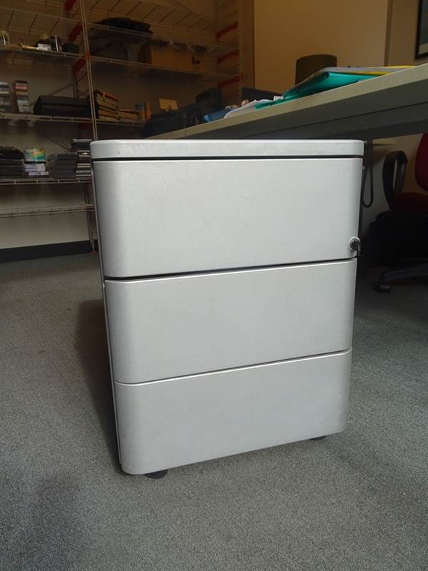 Cassettiera in metallo con rotelle e chiave