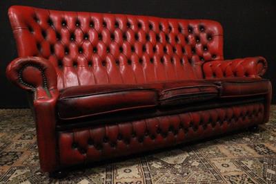 Divano Chesterfield bergere tre posti in pelle bordeaux
