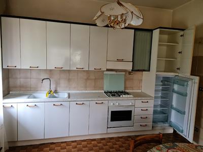 Cucina in buono stato con elettrodomestici