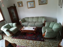 Salotto composto da divano e due poltrone, mobili molto soli