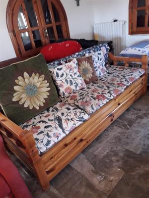 Divano letto + due poltrone + tavolino legno massiccio