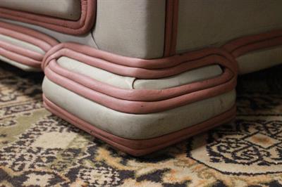 Divano Chesterfield Dellbrook 3 posti in pelle bianco e rosa, modello club - Foto 6