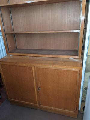 Librerie in legno, base con ante