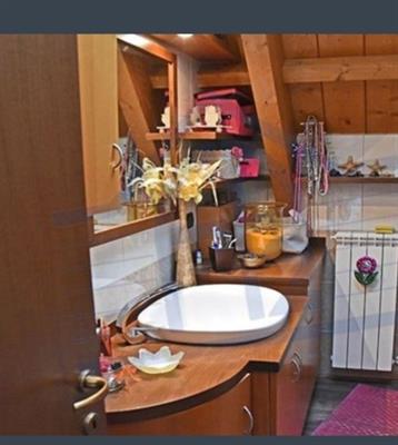 Mobile bagno con lavandino e mobiletti