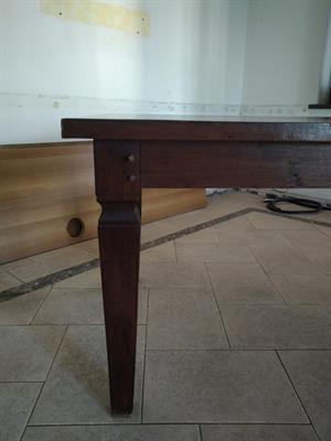 Tavolo completo di sedie