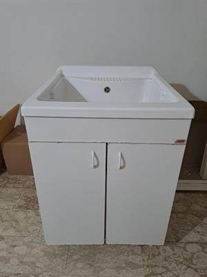 Lavatoio con mobile bianco