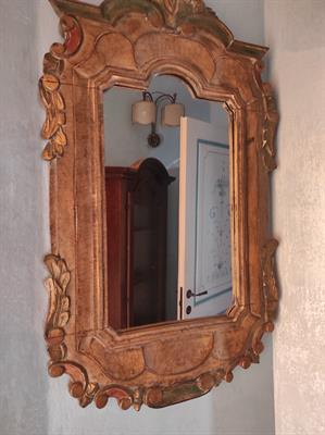 Specchio pregiato con cornice importante.