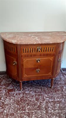 Credenza di legno con piano in marmo