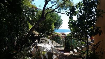 Appartamento con giardino centrale vista mare