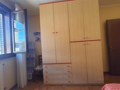 Cameretta con armadio e letto singolo