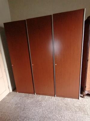 Armadio di legno a tre ante