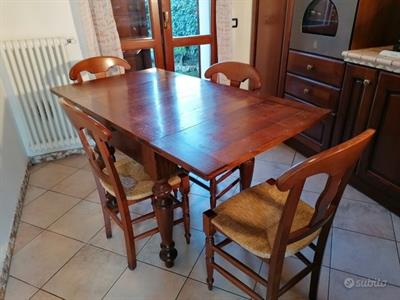 Tavolo romagnolo e sedie