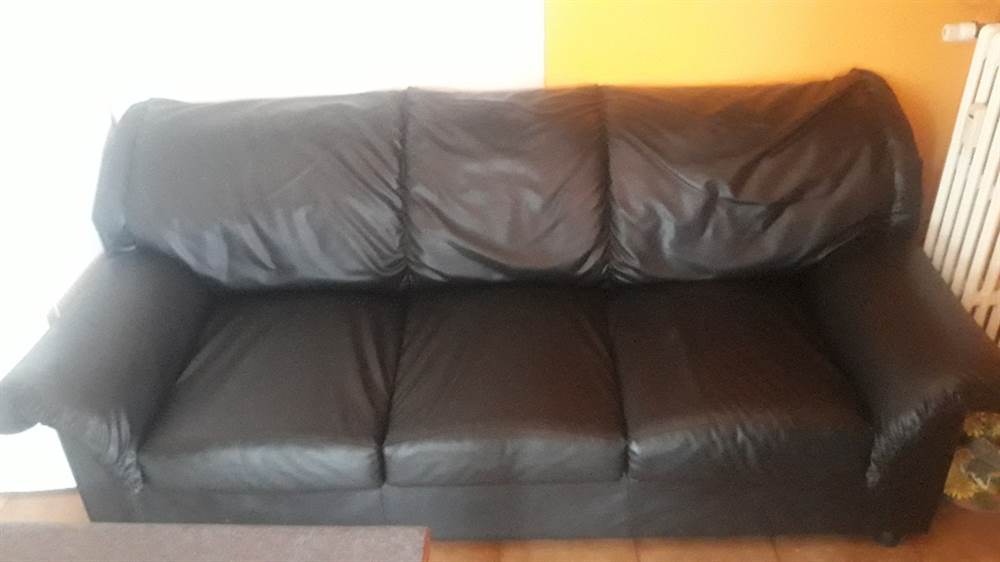 Divano in pelle nera