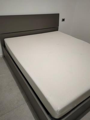 Letto matrimoniale/ materasso + 2 comodini