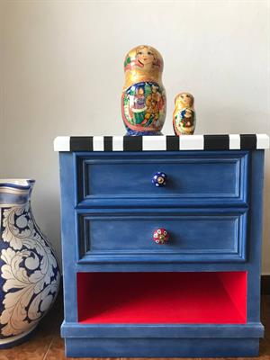 Comodino in legno ripristinato e decorato