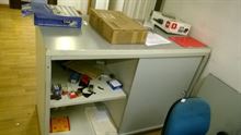 Scrivania sedia mensole cassettiere per ufficio
