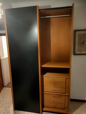 Armadio nero in legno porte scorrevoli cassettiera