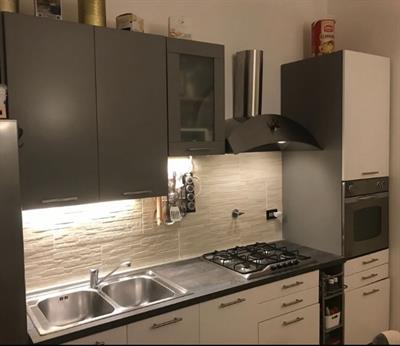 Cucina grigio e bianca