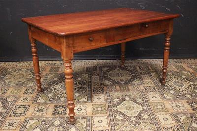 Scrivania in legno con gambe lavorate