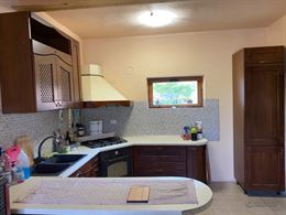Cucina in legno con elettrodomestici Ariston
