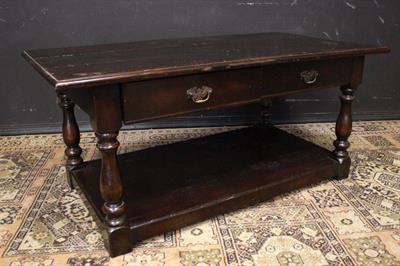 Grande tavolino in legno scuro