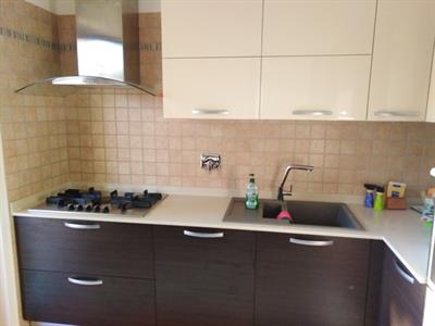 Cucina angolare eparete attrezzata