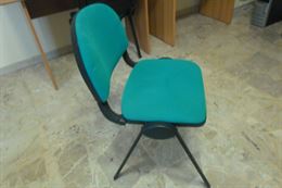 Sedia in metallo rivestita ed imbottita in tessuto