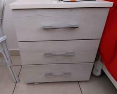 Armadio, due comodini, comó con specchio
