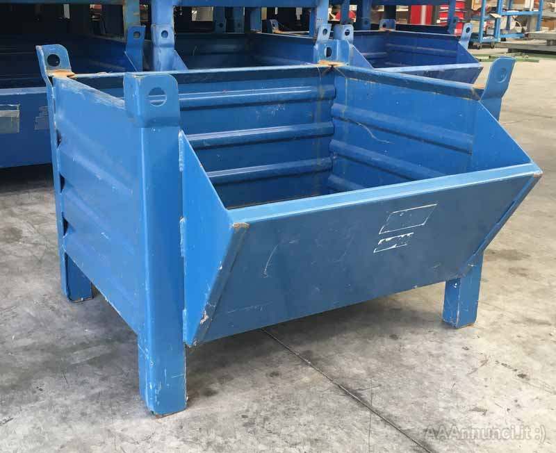 Contenitori cassoni in ferro impilabili a bocca di lupo, marca Sall