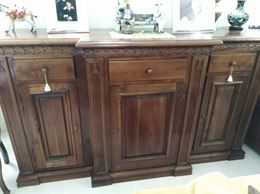 Bassa credenza fatta a mano in noce massello