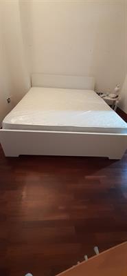 Letto matrimoniale con materasso encora in plastica