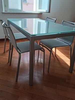 Tavolo cristallo 140x80+sedie nylon