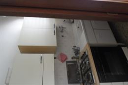 Cucina con frigo, freezer, forno, piano cottura