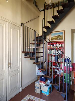 Scala in iroko, colore doussiè chiaro con ringhiera grigio