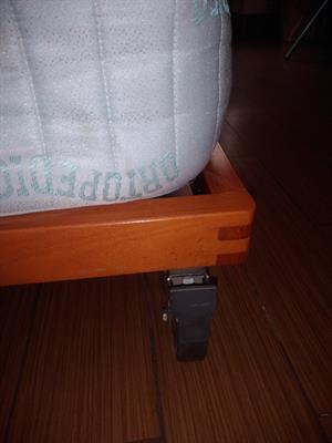 Letto una piazza e mezza con doghe di legno e ruote, come nuovo - Foto 2