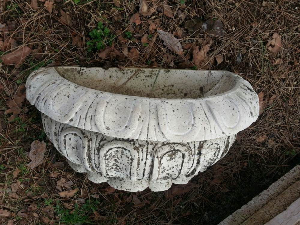 Fontana da muro in pietra bianca - Arredamento Giardino a Vicenza