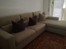 Divano tre posti e parete